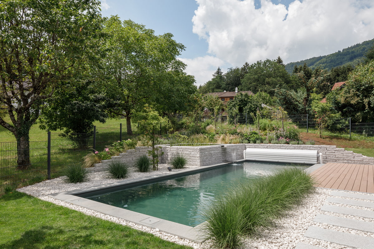 Naturpool Naturpool, Pool, Wasser, Gartendesign, Trittplatten, Bepflanzung