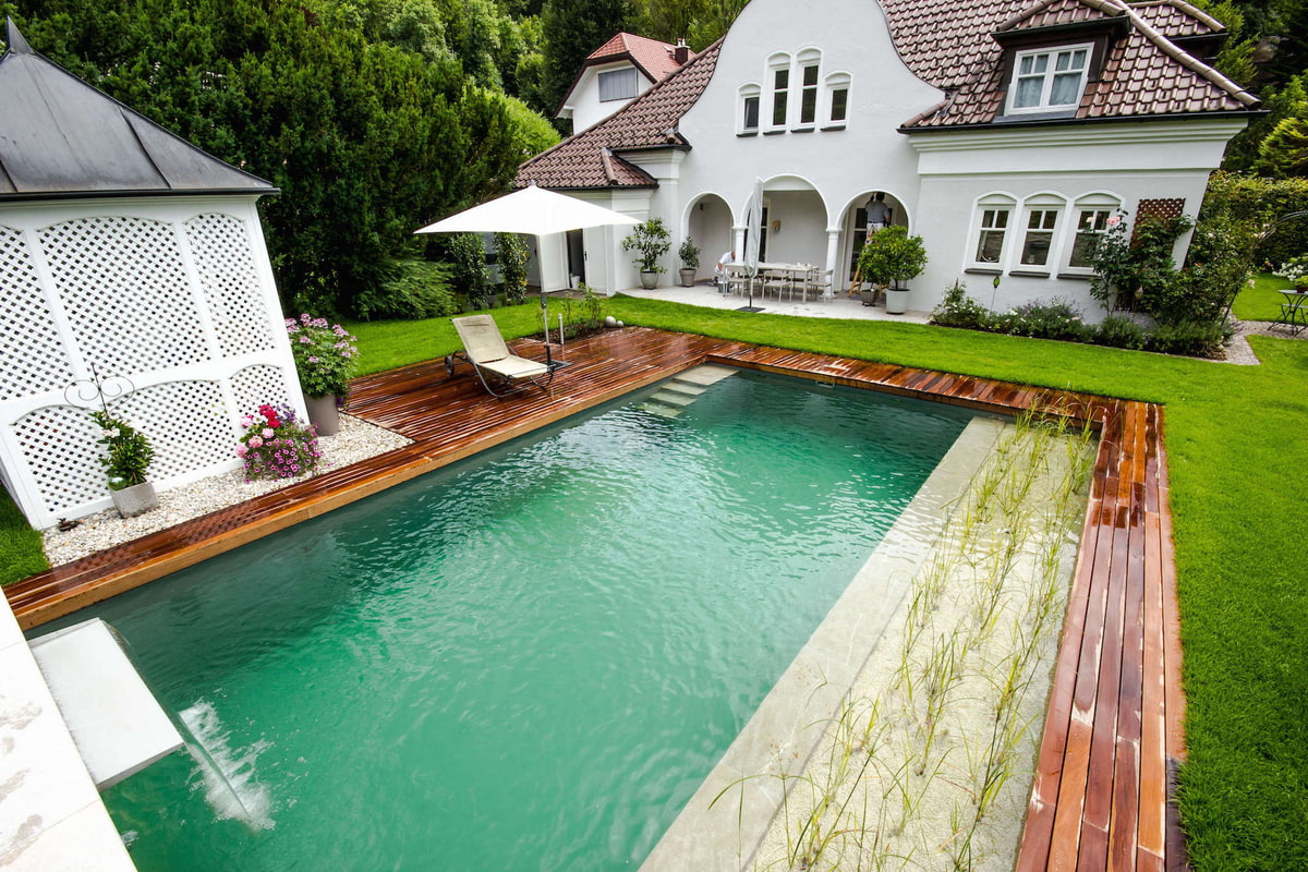 Naturpool, Pool, Wasser, Gartendesign, Sitzbereich, Liegestuhl, Sonnenschirm