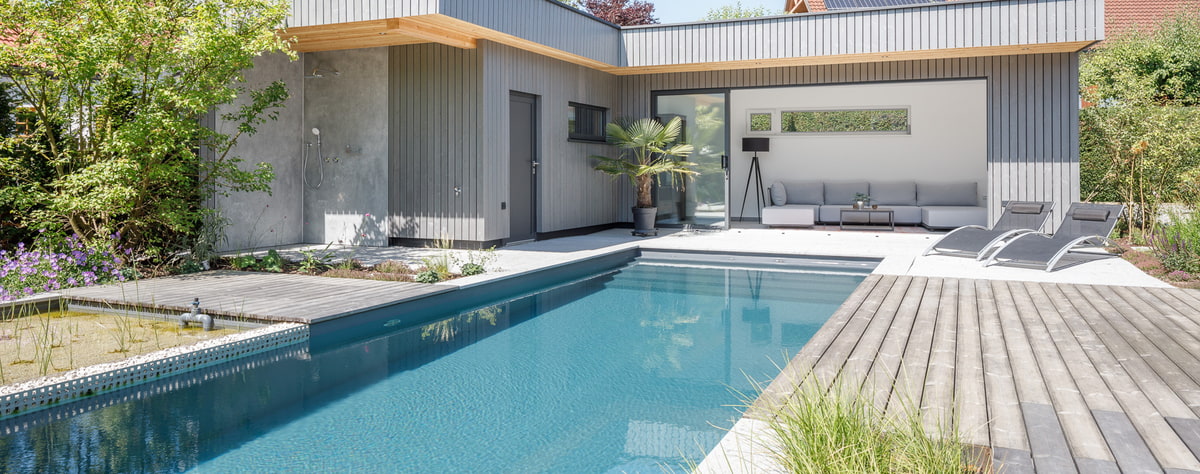 Geradlinige Naturpoolanlage mit abgetrenntem Filterbecken Geradlinige Naturpoolanlage mit abgetrenntem Filterbecken
