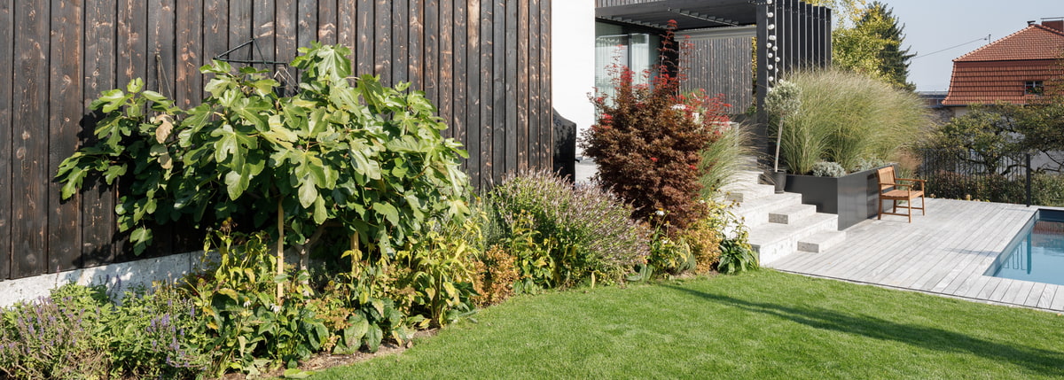 Dichte Blühbeete als Übergang zwischen Gebäude & Garten